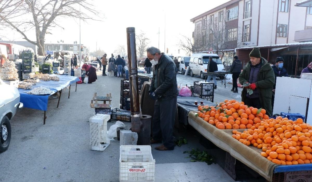 Doğu Anadolu buz kesti, pazarcılar soğuktan korunmak i&ccedil;in soba kurdu