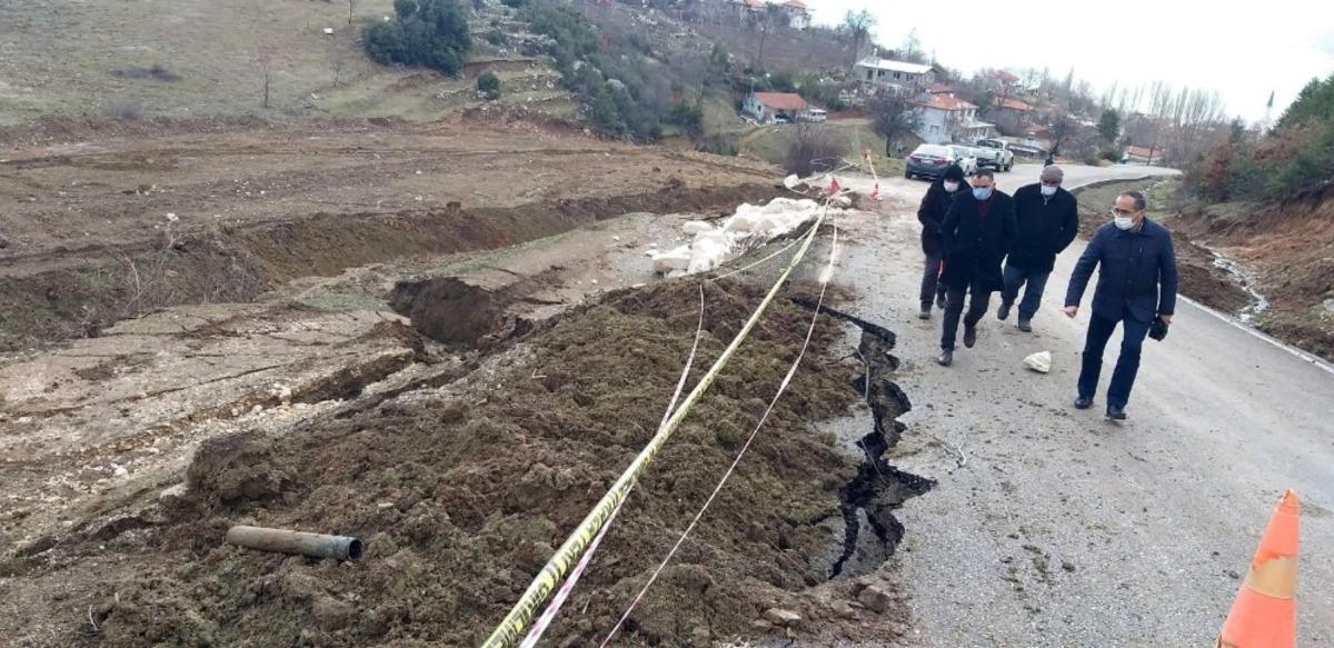 Şiddetli yağış asfalt yolda &ccedil;&ouml;kmeye neden oldu