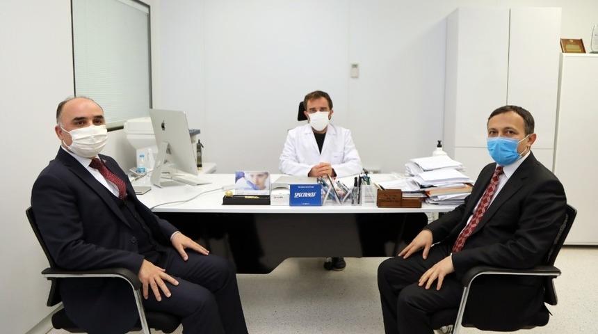 Vali Şehmus G&uuml;naydın ve Rekt&ouml;r &Ccedil;alış, ER&Uuml; Aşı Araştırma ve Uygulama Merkezi&rsquo;nde İncelemelerde Bulundu