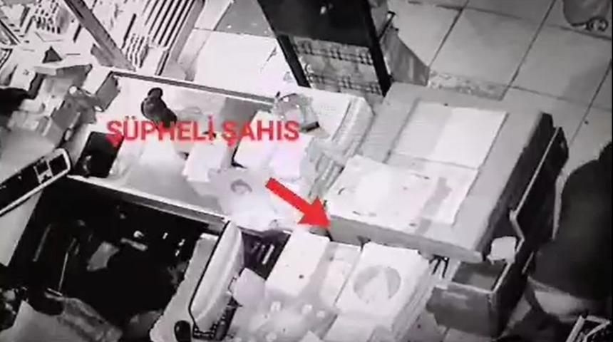 Emekleyerek gizlenen hırsız kıskıvrak yakalandı