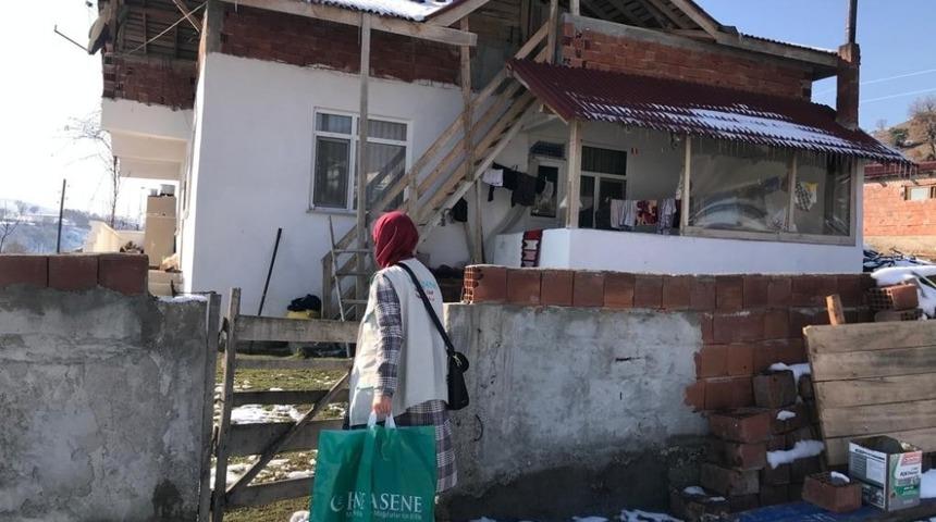 Taşova’da 50 çocuğa kıyafet yardımı