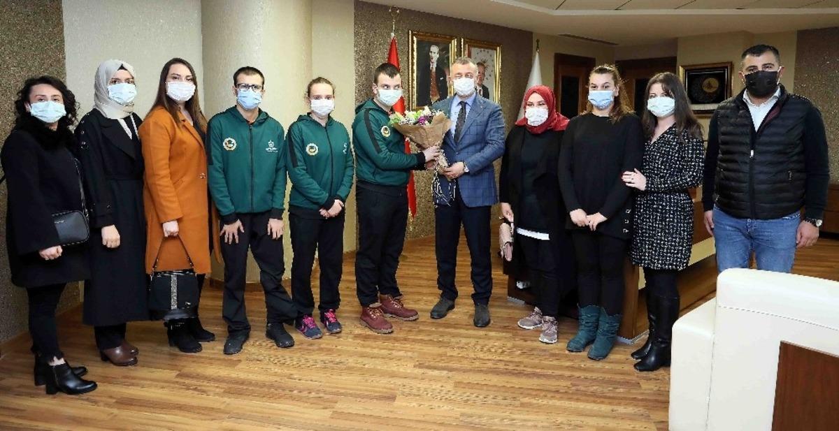 B&uuml;y&uuml;kakın, E-KPSS&rsquo;de dereceye giren &ouml;ğrencileri ağırladı