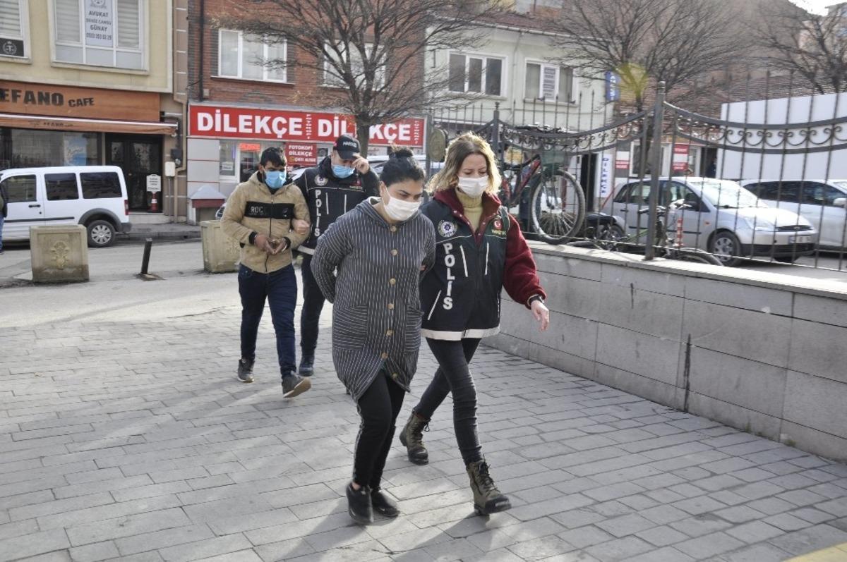 Uyuşturucu operasyonunda g&ouml;zaltına alınan 2 kişi adliyeye &ccedil;ıkarıldı