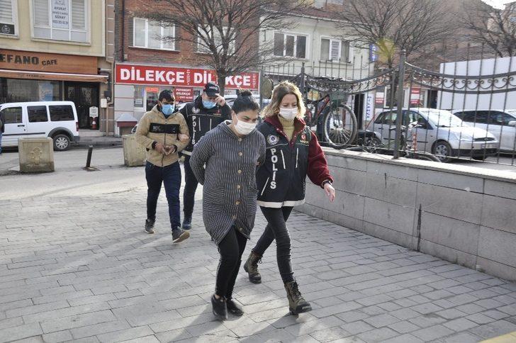 Uyuşturucu operasyonunda gözaltına alınan 2 kişi adliyeye çıkarıldı G1