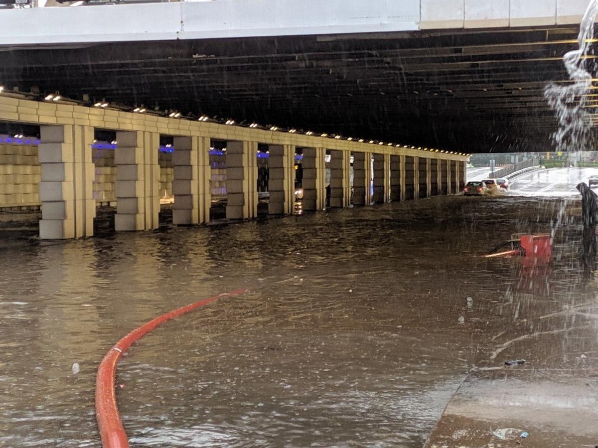 İzmir&rsquo;i sel vurdu: Alt ge&ccedil;itler ve metro istasyonlarının &ccedil;ıkışları tıkandı
