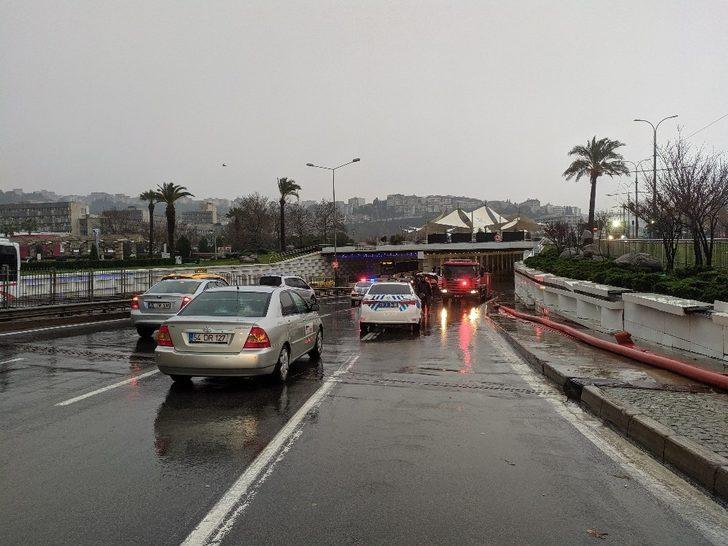 İzmir’i sel vurdu: Alt geçitler ve metro istasyonlarının çıkışları tıkandı G2