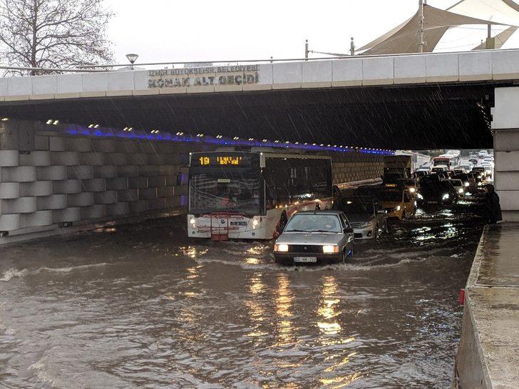 İzmir’i sel vurdu: Alt geçitler ve metro istasyonlarının çıkışları tıkandı G4