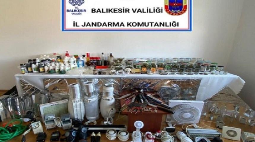 Ayvalık’ta jandarma bir uyuşturucu çetesini çökertti