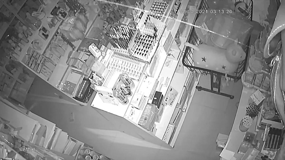Deprem anı g&uuml;venlik kamerasına yansıdı