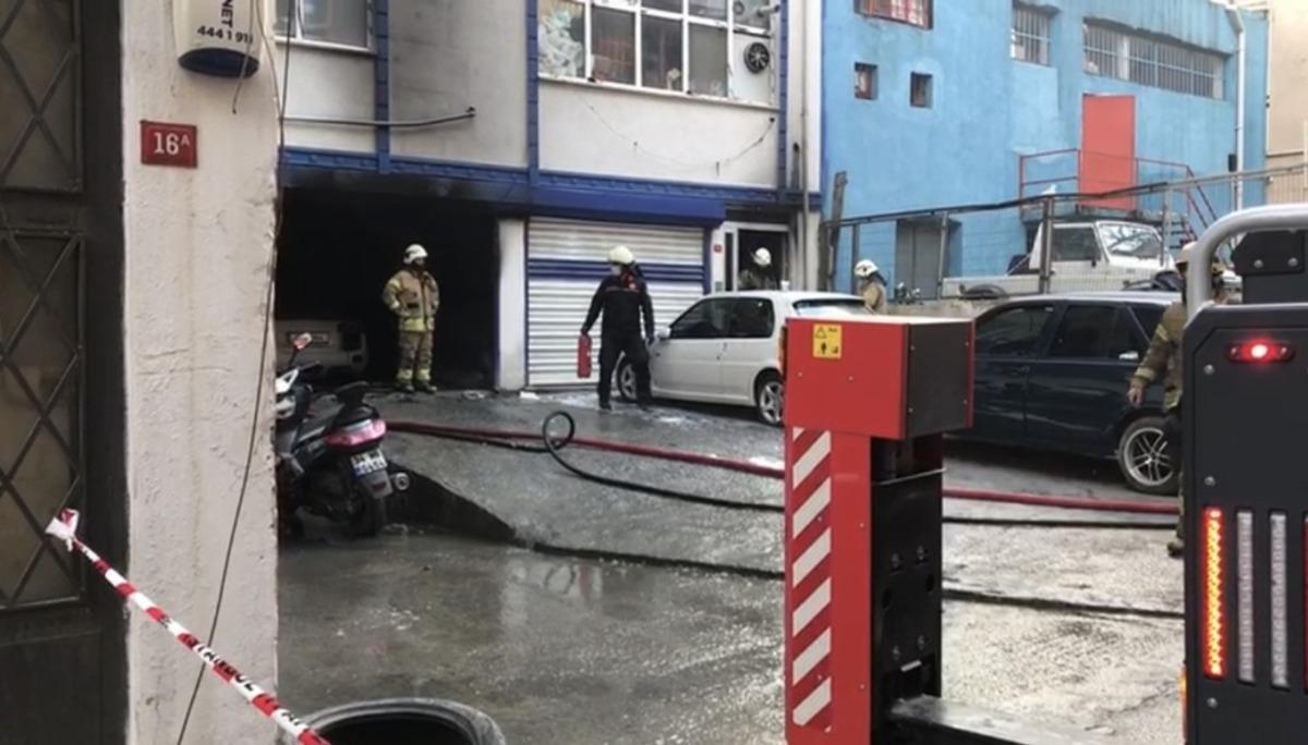 Kağıthane&rsquo;de oto tamirhanesinde yangın: 3 ara&ccedil; zarar g&ouml;rd&uuml;