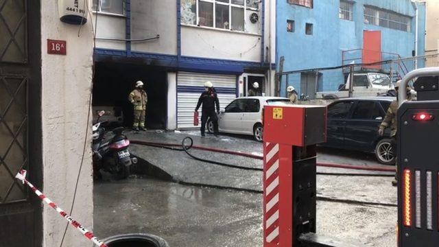 Kağıthane’de oto tamirhanesinde yangın: 3 araç zarar gördü