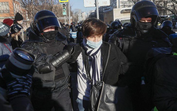 Rus muhalif lider Navalny duruşmada, destekçileri gözaltında G2