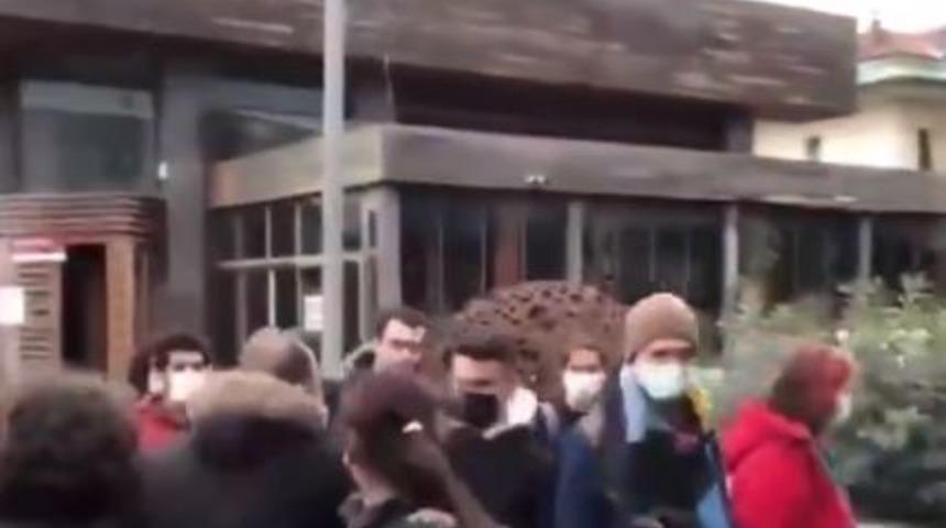 Boğaziçi Üniversitesi'ndeki olaylarda çekilen görüntü gündem yaratmıştı! Emniyet'ten 'aşağı bak' iddiasına videolu yalanlama