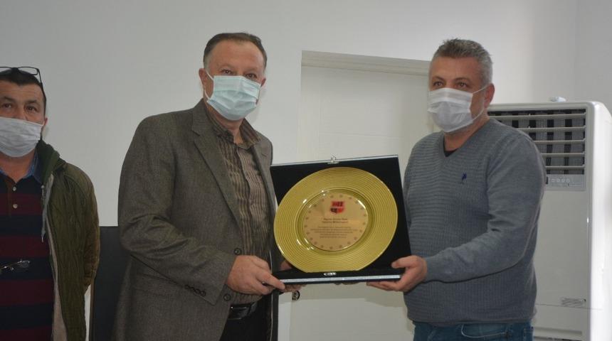 Isparta Emrespor’dan Milletvekili Özel’e teşekkür plaketi