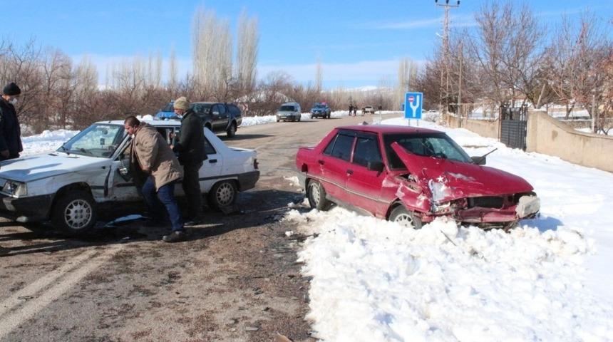 Otomobiller çarpıştı : 3 yaralı