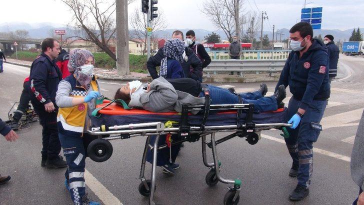 Kavşakta iki otomobil birbirine girdi: 1 yaralı G1