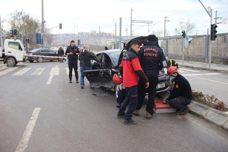 Kavşakta iki otomobil birbirine girdi: 1 yaralı G2