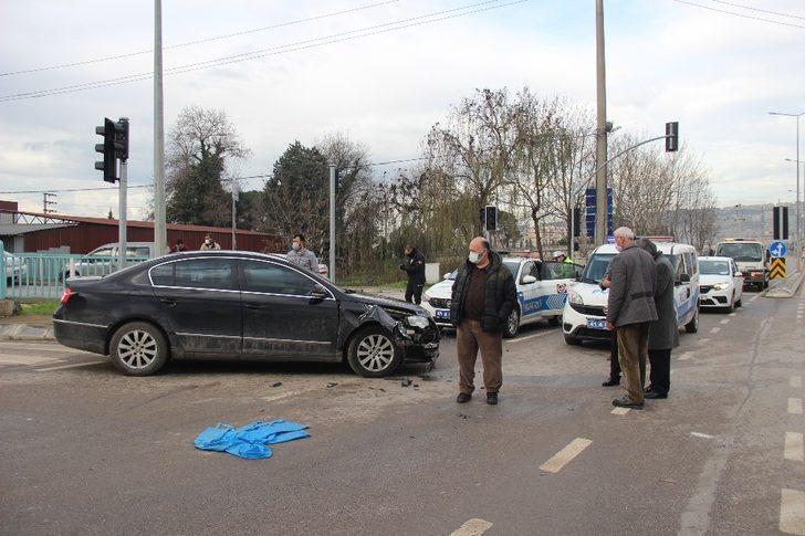 Kavşakta iki otomobil birbirine girdi: 1 yaralı G4