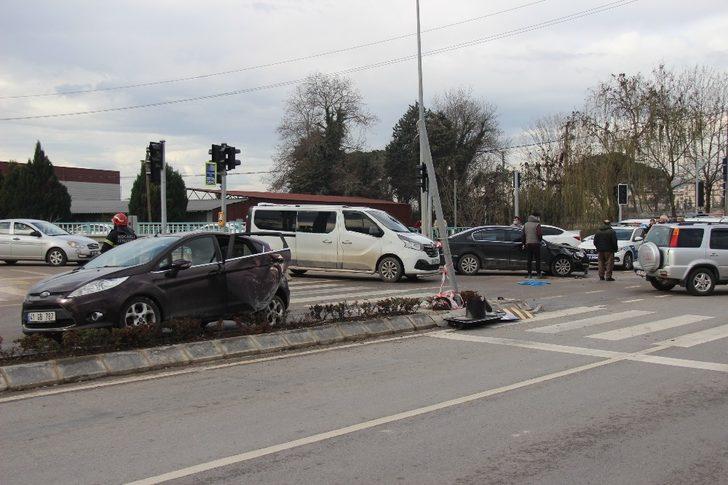 Kavşakta iki otomobil birbirine girdi: 1 yaralı G5