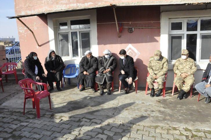 Kaymakam saldırıda ölen gencin ailesini ziyaret etti G2