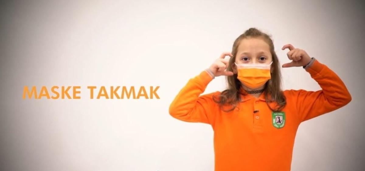 Minikler işaret diliyle koronaya dikkat &ccedil;ektiler
