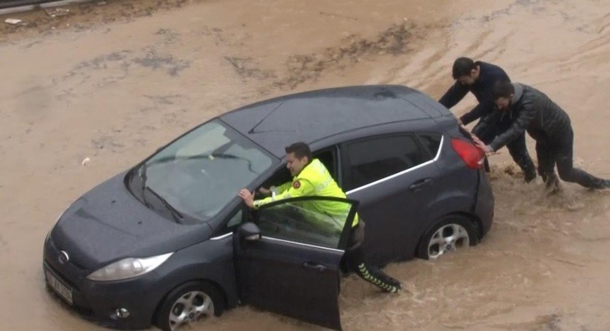 İzmir&rsquo;de ara&ccedil;lar selde mahsur kaldı; yardımına polisler koştu