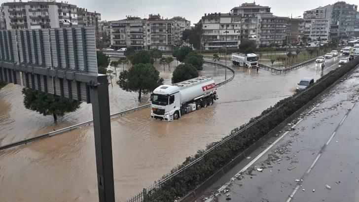 İzmir’de araçlar selde mahsur kaldı; yardımına polisler koştu G3