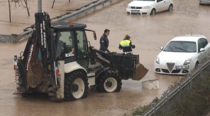İzmir’de araçlar selde mahsur kaldı; yardımına polisler koştu G4