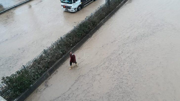 İzmir’de araçlar selde mahsur kaldı; yardımına polisler koştu G5