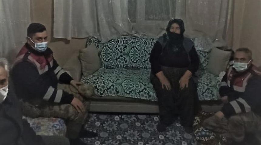 Yalnız yaşayan yaşlı kadına, jandarmadan ziyaret