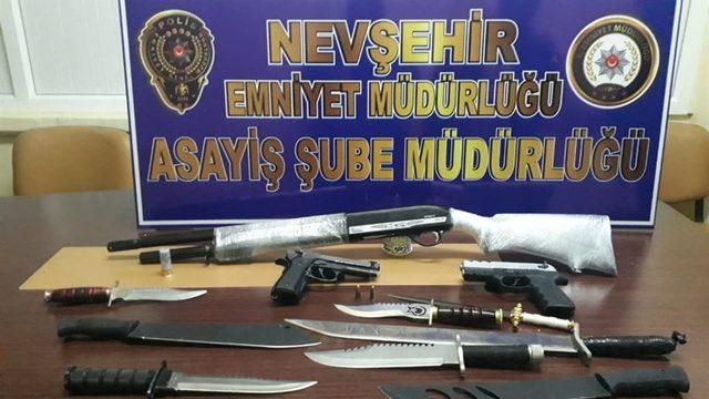 Silahla yaralama olayı şüphelisinin evinde aramada çok sayıda kesici alet ele geçirildi