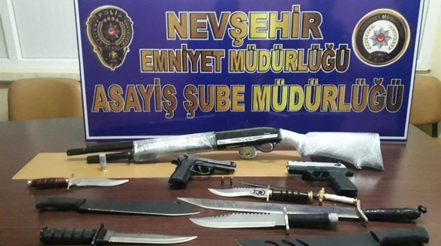 Silahla yaralama olayı ş&uuml;phelisinin evinde aramada &ccedil;ok sayıda kesici alet ele ge&ccedil;irildi