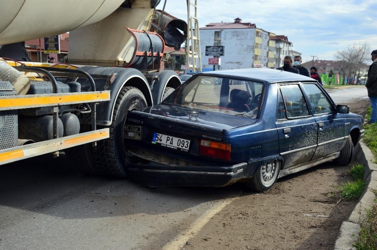 Engelli aracından ka&ccedil;an otomobil beton mikseri ile &ccedil;arpıştı: 1 yaralı