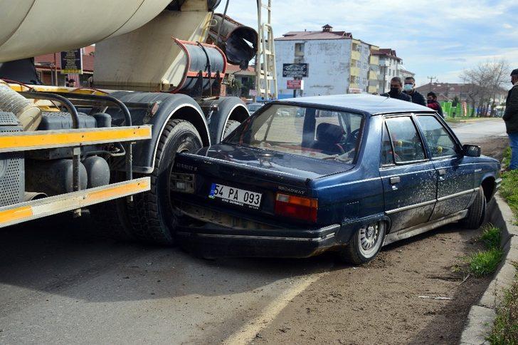 Engelli aracından kaçan otomobil beton mikseri ile çarpıştı: 1 yaralı G1
