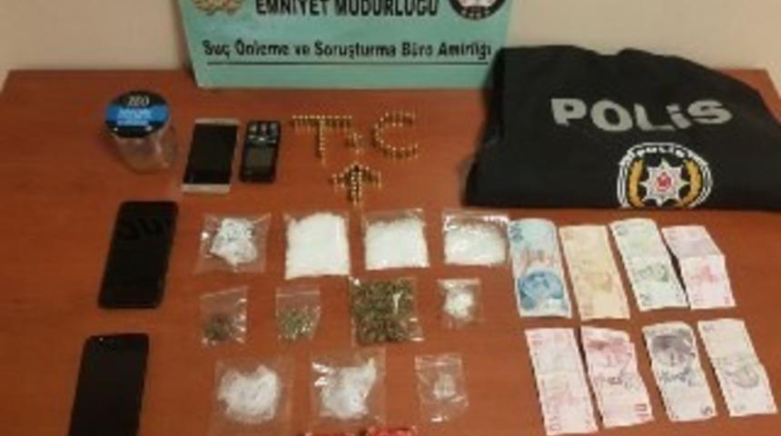 Uyuşturucu operasyonunda polis yeleği ele ge&ccedil;irildi