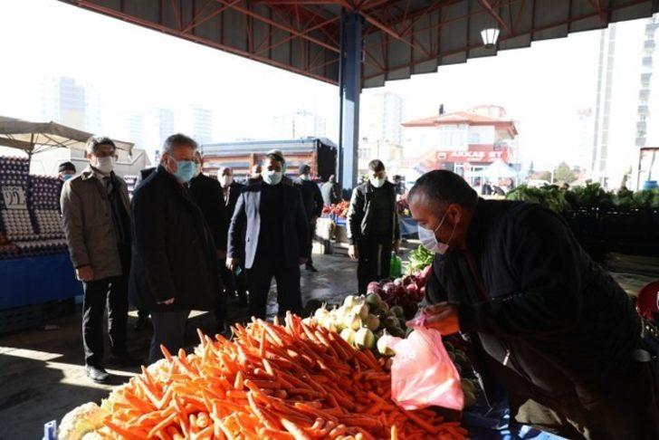 Başkan Palancıoğlu’ndan pazar esnafına sıcak çorba ikramı G3