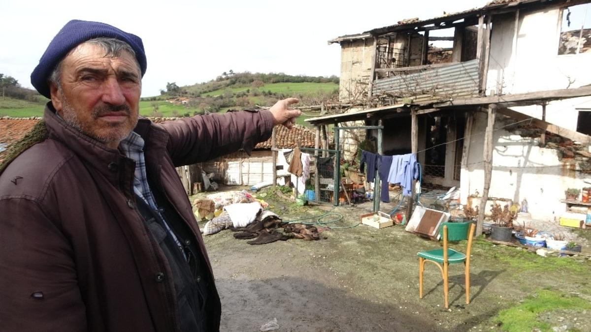 &Ccedil;anakkale&rsquo;de yıldırım d&uuml;şen ev k&uuml;le d&ouml;nd&uuml;, kadınlar g&ouml;zyaşlarını tutamadı