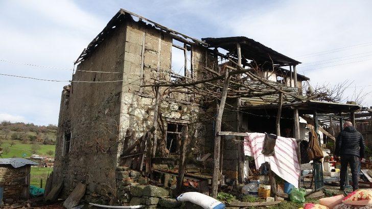 Çanakkale’de yıldırım düşen ev küle döndü, kadınlar gözyaşlarını tutamadı G2