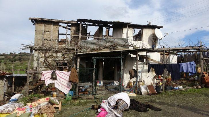 Çanakkale’de yıldırım düşen ev küle döndü, kadınlar gözyaşlarını tutamadı G3