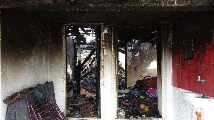 Çanakkale’de yıldırım düşen ev küle döndü, kadınlar gözyaşlarını tutamadı G4