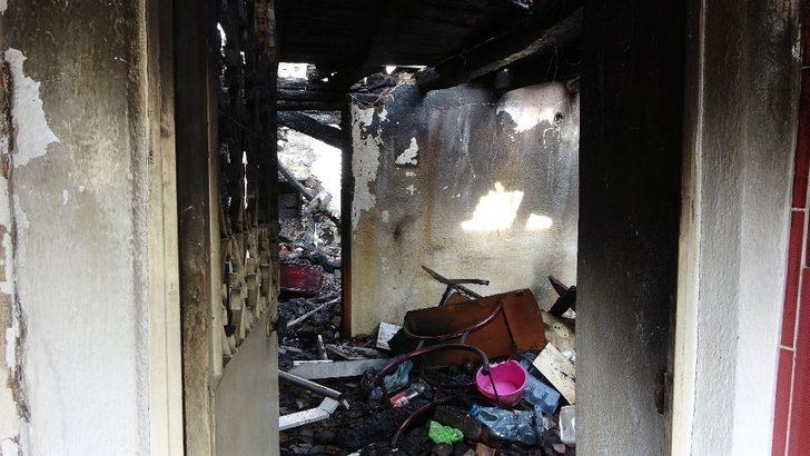 Çanakkale’de yıldırım düşen ev küle döndü, kadınlar gözyaşlarını tutamadı G5