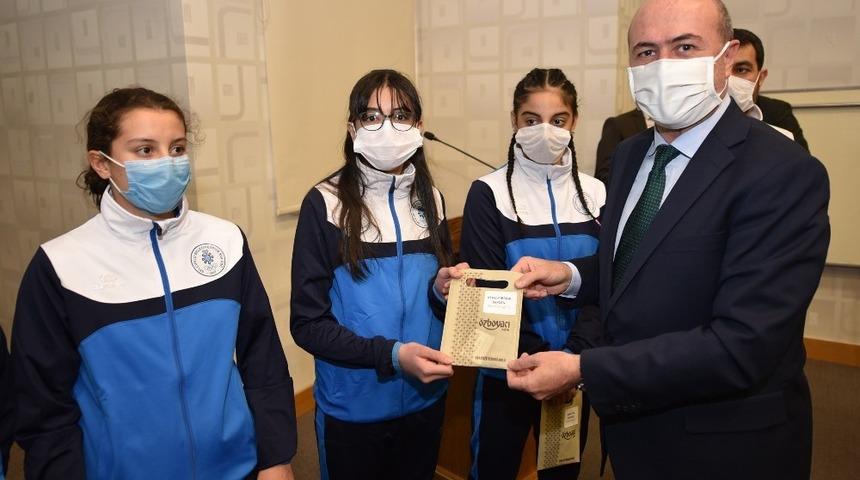 Sel&ccedil;uklu Belediyesi&rsquo;nden başarılı sporculara &ouml;d&uuml;l