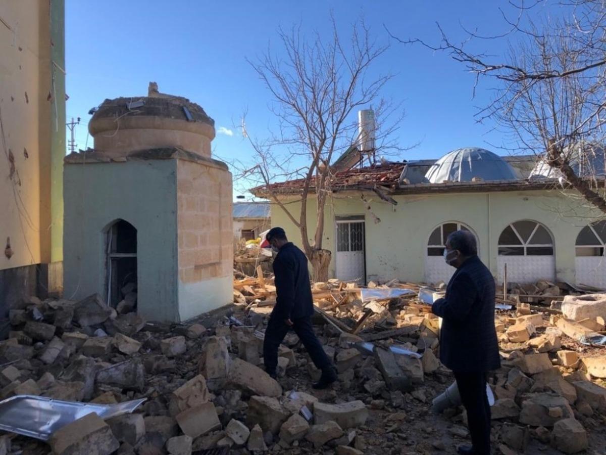 Vali Işık, minaresi yıkılan camide incelemelerde bulundu