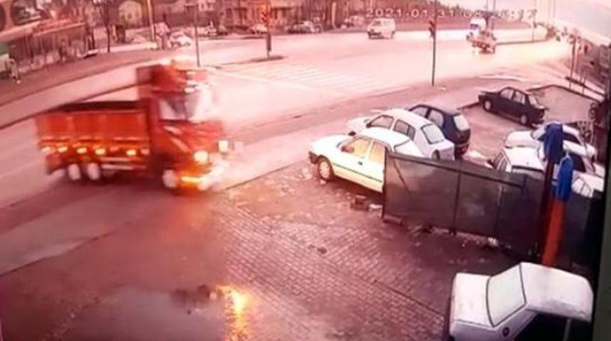 Savrulan kamyonet devrilmekten son anda kurtuldu