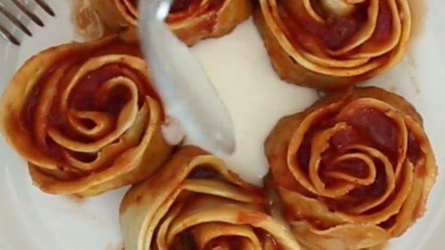 Hem göze hem mideye! Bol soslu sarımsaklı gül mantısı tarifi