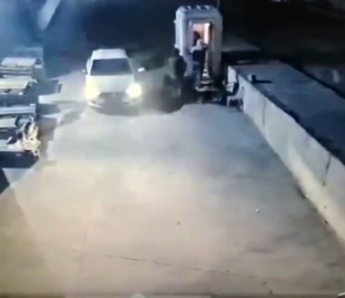 Bek&ccedil;iyi darp ederek etkisiz hale getirip marketin &uuml;r&uuml;nlerini b&ouml;yle &ccedil;aldılar