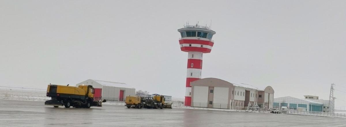 Ağrı Ahmed&rsquo;i Hani Havalimanı&rsquo;nda soğuk hava ve buzla m&uuml;cadele s&uuml;r&uuml;yor