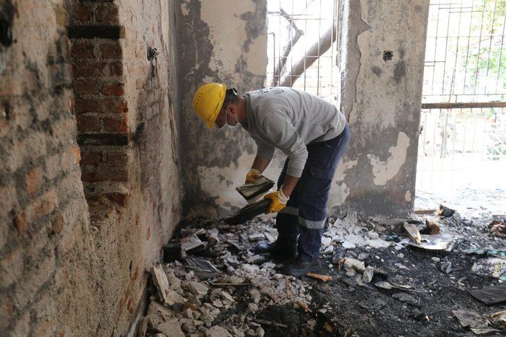 Efeler Belediyesi küle dönen evi temizledi G2