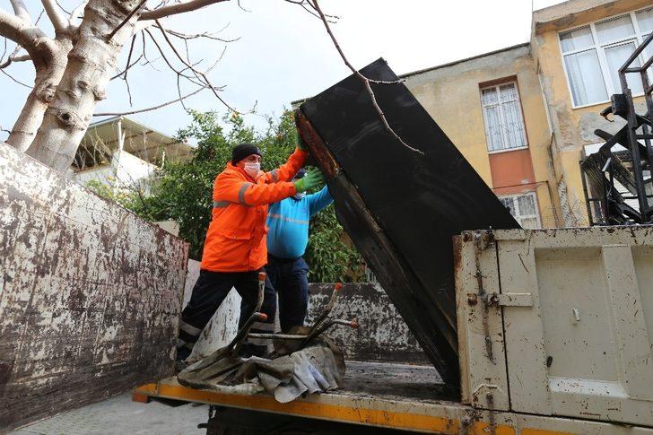 Efeler Belediyesi küle dönen evi temizledi G3