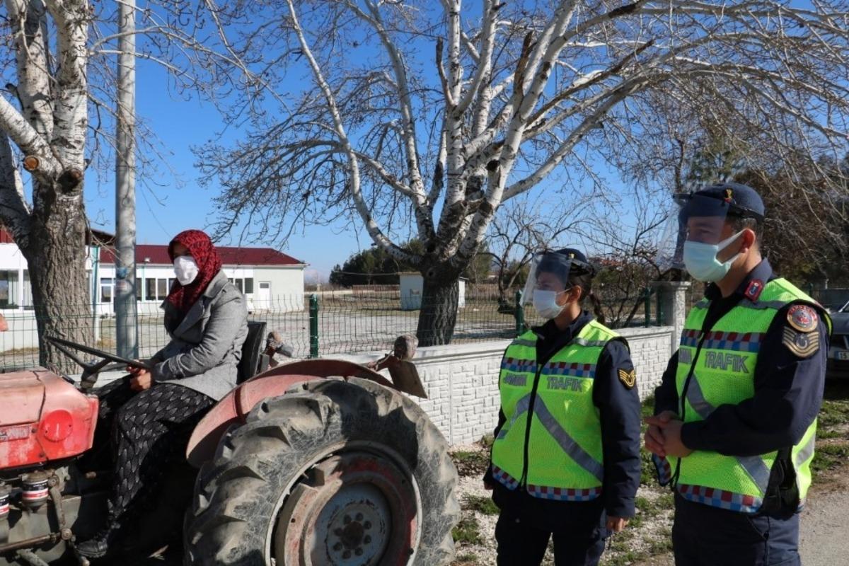 Jandarma , trakt&ouml;r kullanacak s&uuml;r&uuml;c&uuml;lere kurs d&uuml;zenledi